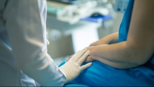 Mujer ruega ser atendida en un hospital por fuerte dolor en el pecho y muere en las escaleras esperando su turno