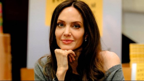 En pijama y con lentes: El look de Angelina Jolie para viajar en avión con su hijo Maddox