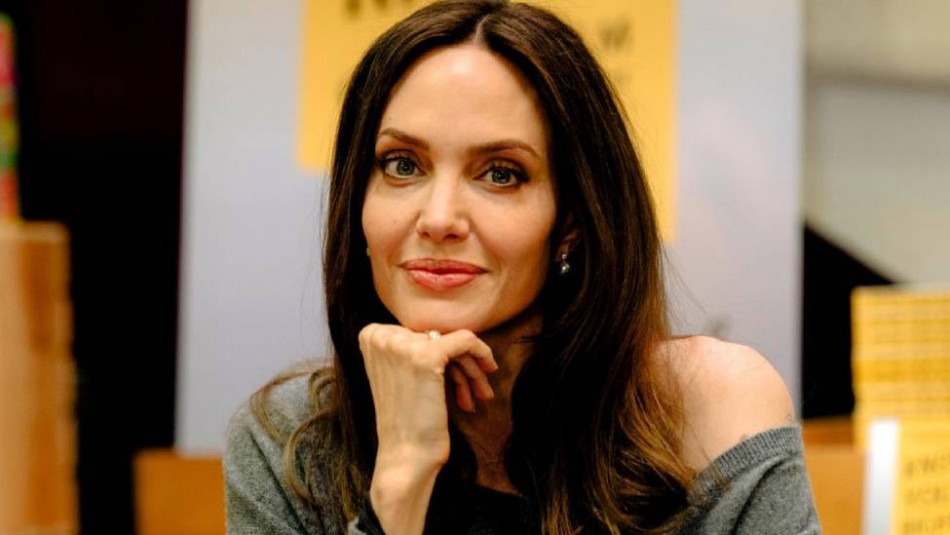 En pijama y con lentes: El look de Angelina Jolie para viajar en avión con su hijo Maddox