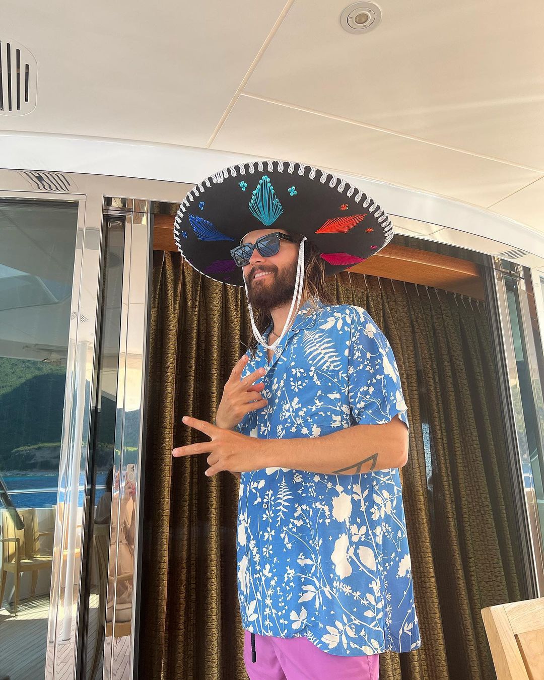 Jared Leto en las vacaciones con Belinda de mariachi
