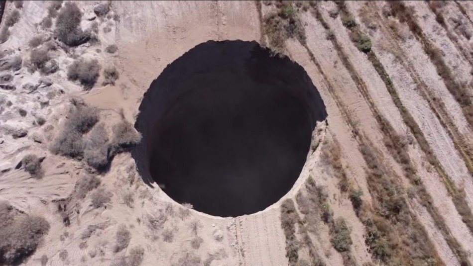 Enorme socavón de 25 metros de diámetro en Tierra Amarilla: Gobierno envía expertos ante el hallazgo