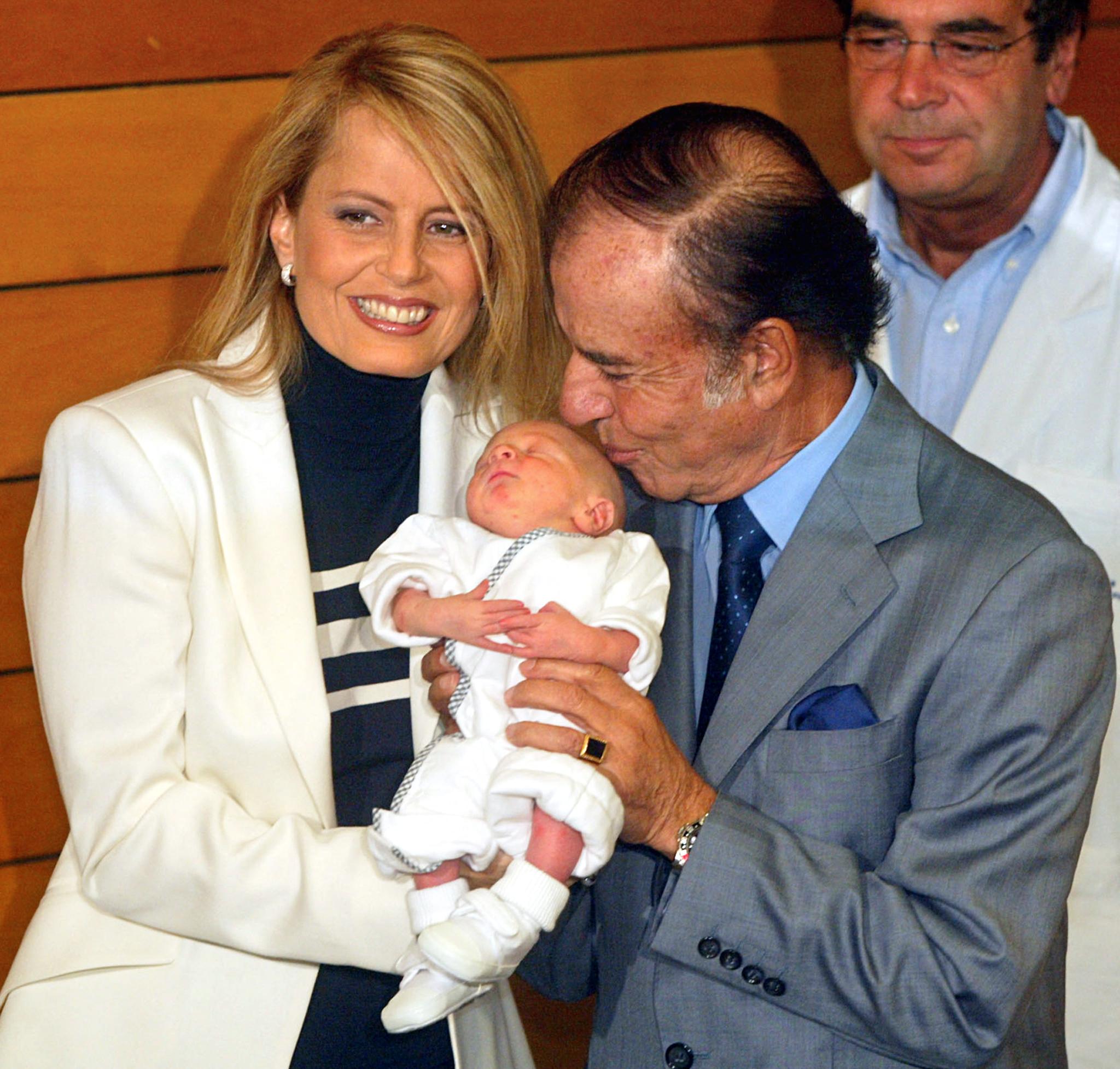 Cecilia Bolocco y Carlos Menem cargando a Máximo cuando bebé