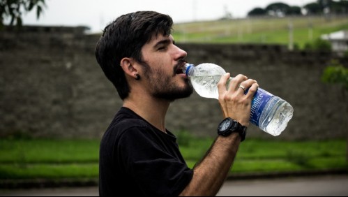 ¿Tienen que ser 8 vasos? Expertos rebaten consejos sobre cuánta agua tomar al día