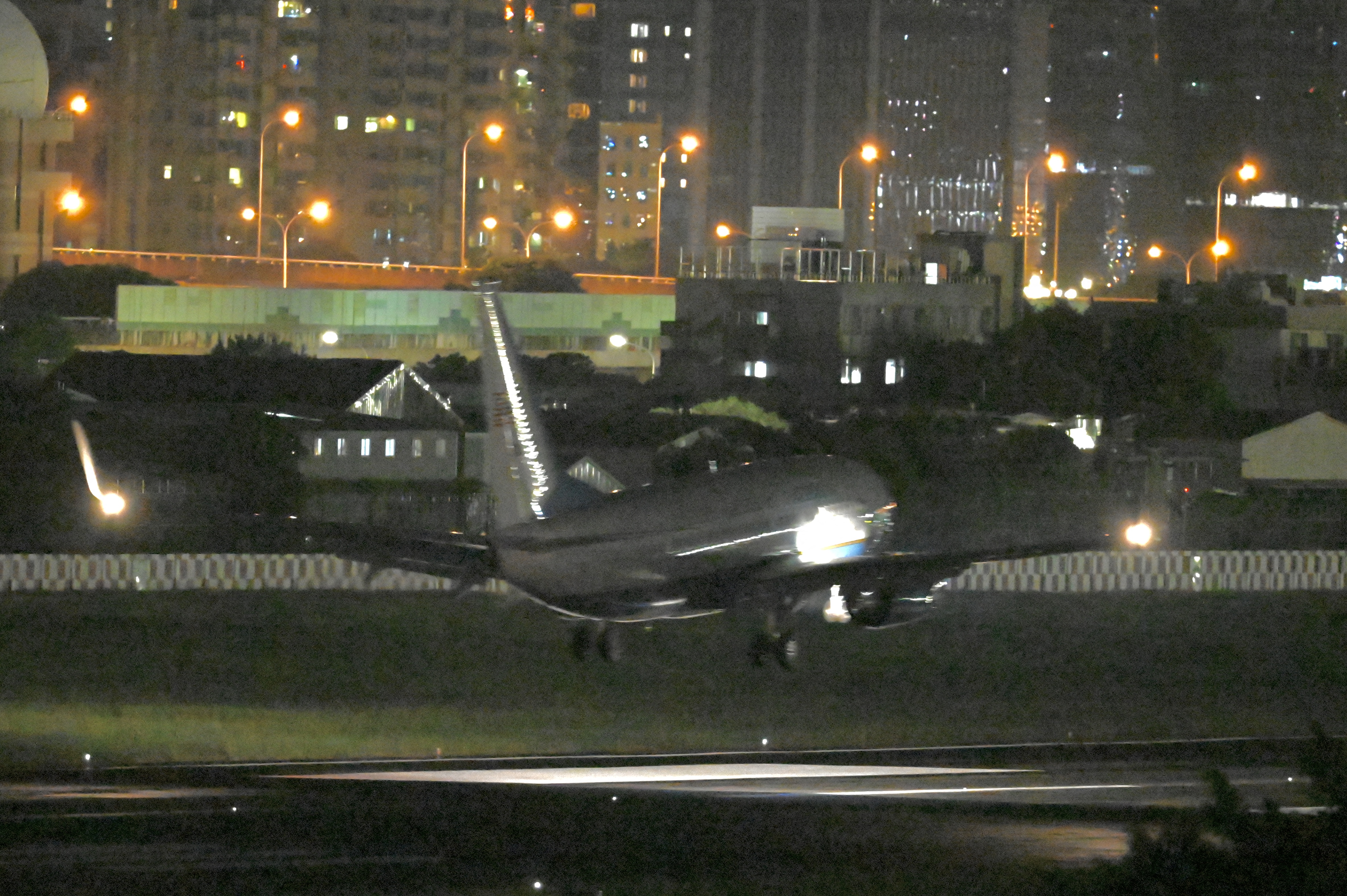 Avión con Nancy Pelosi a bordo aterrizando en Taiwán. Crédito: AFP