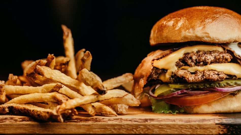 ¿Fanático de las hamburguesas y las papas fritas?: Alimentos ultraprocesados pueden contribuir al deterioro cognitivo