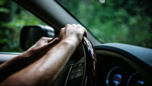 'No me duermo, mis ojos son así': La molestia de conductores chinos por el detector de sueño en nuevos vehículos