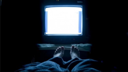 ¿Con la TV apagada o encendida? Estos son los efectos en tu cuerpo de dormir con la pantalla prendida