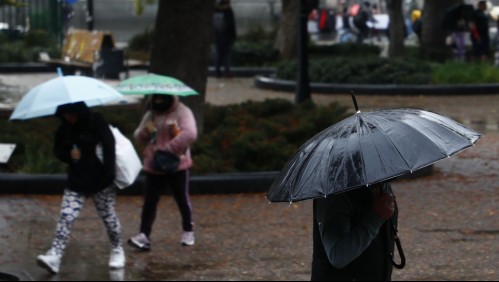Lluvia en Santiago: Revisa cuánto podría llover este fin de semana en la capital