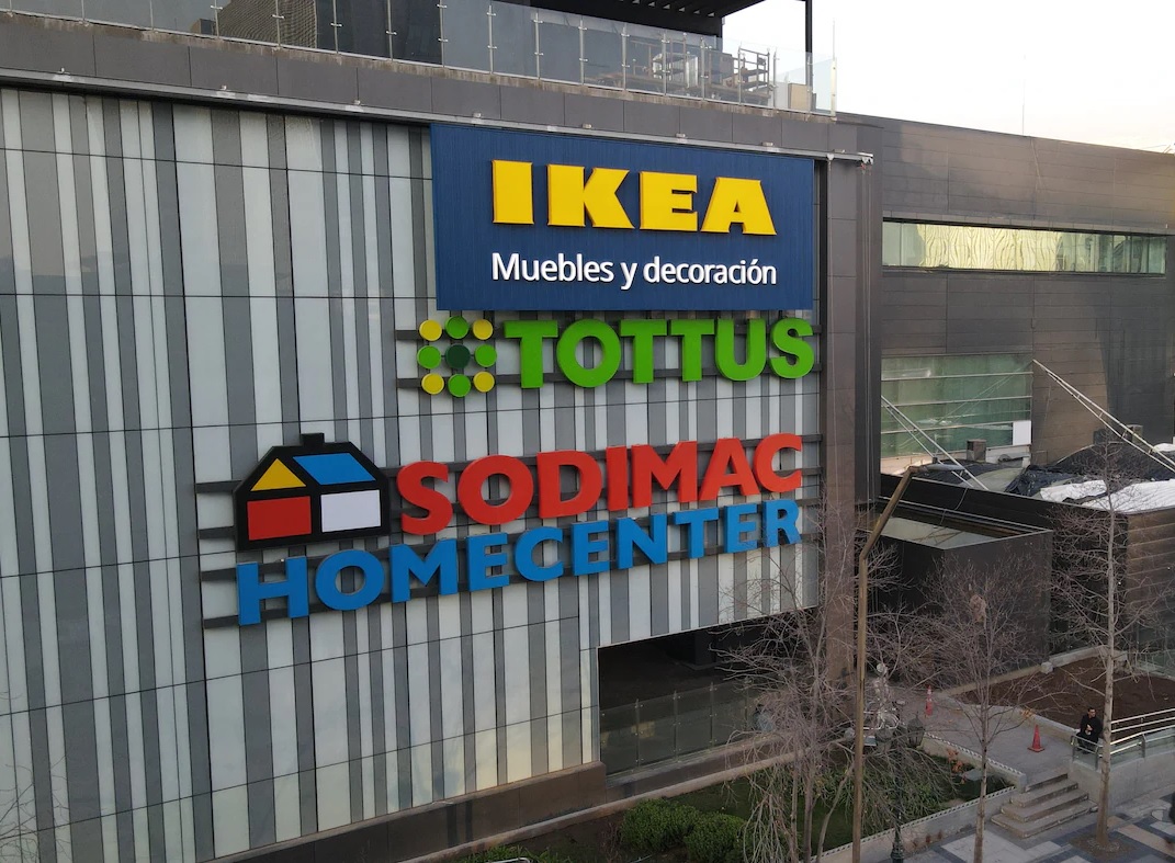 Así luce la fachada del Mall Open Kennedy con la imagen de Ikea.