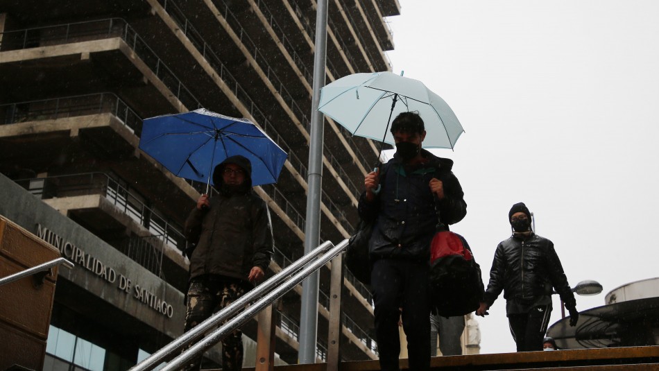 Lluvia en Santiago: Meteorólogo Jaime Leyton anticipa horarios en que precipitará en la capital