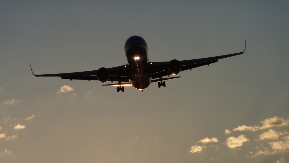 Joven copiloto muere tras saltar sin paracaídas de un avión averiado antes de un aterrizaje de emergencia Joven copiloto muere tras saltar sin paracaídas de un avión averiado antes de un aterrizaje de emergencia