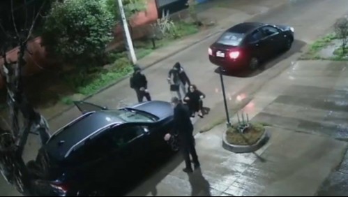 'Estoy súper complicada por el trauma': Video muestra violento portonazo a madre e hija en Macul