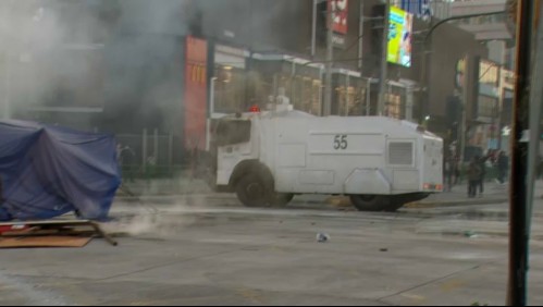 Carabineros repliega a manifestantes que bloqueaban el tránsito en Maipú por medidas contra el comercio ambulante