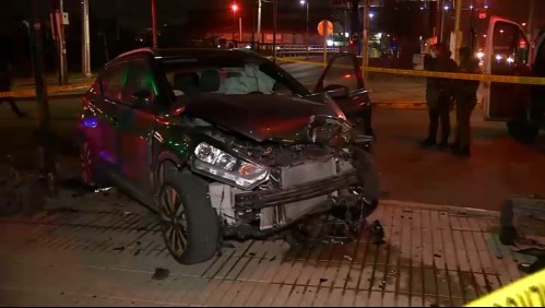 Carabinera es víctima de encerrona en Peñalolén: Delincuentes huyeron y colisionaron tras perder el control del auto