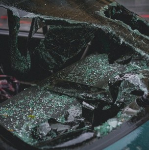 Atropelló a dos personas estando ebrio, arrancó y fue encontrado horas después durmiendo en su auto Atropelló a dos personas estando ebrio, arrancó y fue encontrado horas después durmiendo en su auto