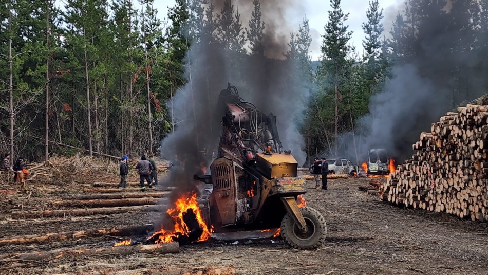 ataque-cam Ataque incendiario afecta a diez equipos forestales en predio de La Araucanía