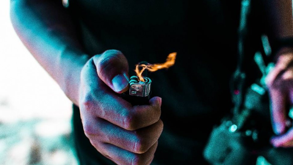 Joven es detenida por quemar a su madre enferma y fingir que la encontró sin vida Joven es detenida por quemar a su madre enferma y fingir que la encontró sin vida