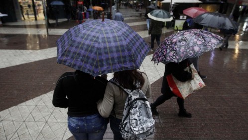 'Alta probabilidad' de lluvia en Santiago: la hora en que precipitará y la cantidad de agua que caería este domingo