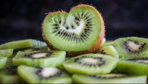 ¿Mejor que una naranja? Conoce los múltiples beneficios del kiwi