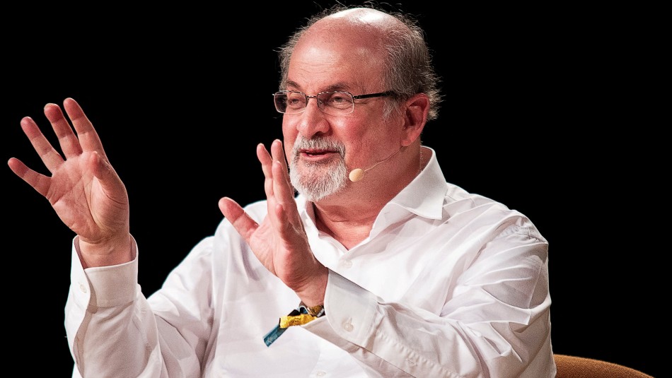 Escritor Salman Rushdie fue apuñalado en un evento en EEUU: Es el autor del polémico libro 