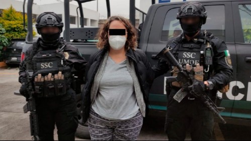 Sicarios asesinan a profesor al salir de clases y esconden su cadáver en un auto: la policía capturó a su esposa