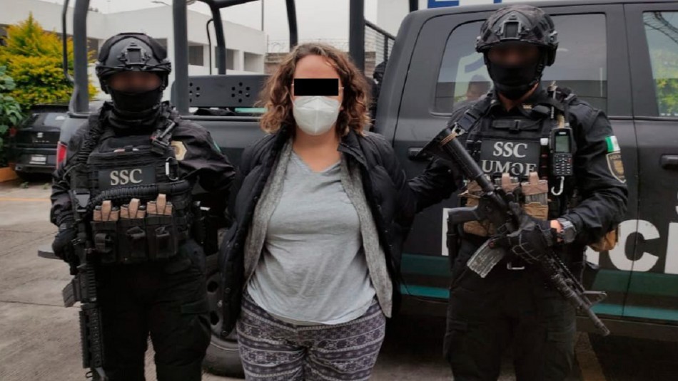 Sicarios asesinan a profesor al salir de clases y esconden su cadáver en un auto: la policía capturó a su esposa Sicarios asesinan a profesor al salir de clases y esconden su cadáver en un auto: la policía capturó a su esposa