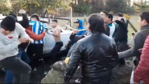 Hasta con troncos: Video capta pelea en fútbol amateur del Biobío que termina con heridos