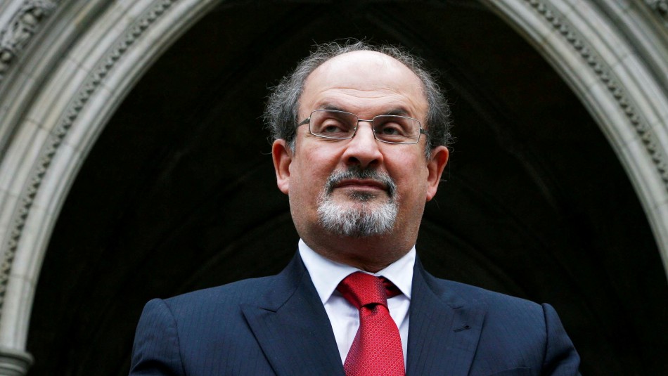 Salman Rushdie tras ataque: Está conectado a respirador artificial y puede perder un ojo Salman Rushdie tras ataque: Está conectado a respirador artificial y puede perder un ojo