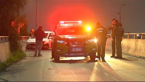 Dos carabineros lesionados tras chocar su vehículo contra una barrera en medio de una persecución policial