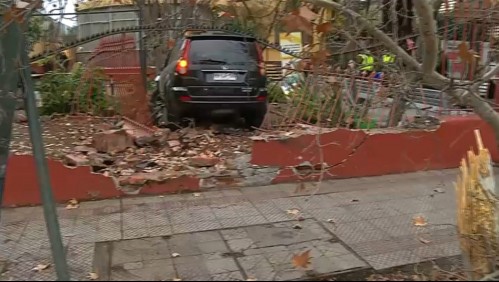 Conductor con 'signos de encontrarse bajo los efectos del alcohol' choca contra un árbol y la reja de un colegio