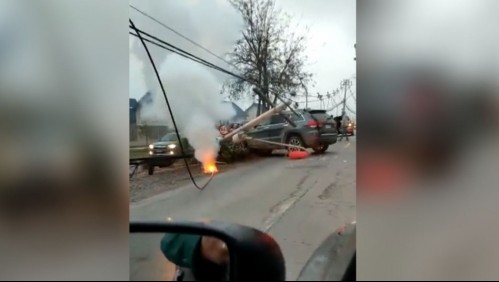 Vehículo choca contra un poste y se incendia en su parte posterior: una adulta y dos menores resultan lesionados