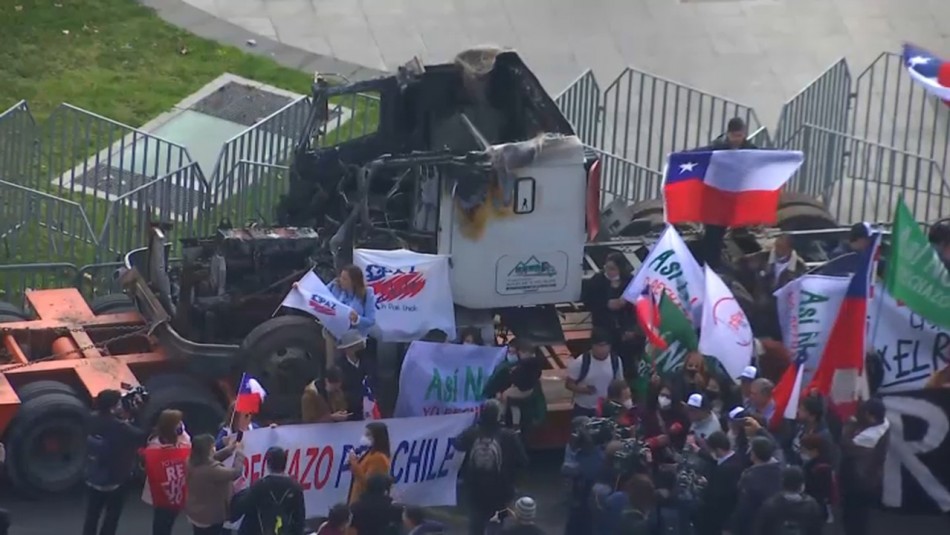 Manifestación con camión quemado frente a La Moneda provoca corte de tránsito