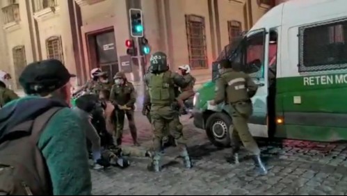 Dos carabineros resultaron heridos tras 'turbazo' en medio de incidentes en el centro de Santiago