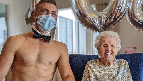 'Era muy atractivo': Abuela de 106 años celebra su cumpleaños con show de stripper