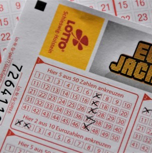 No sabe leer ni escribir: Mujer que pedía limosna jugó a la lotería y ganó más de 1 millón de euros