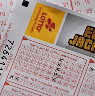 No sabe leer ni escribir: Mujer que pedía limosna jugó a la lotería y ganó más de 1 millón de euros No sabe leer ni escribir: Mujer que pedía limosna jugó a la lotería y ganó más de 1 millón de euros