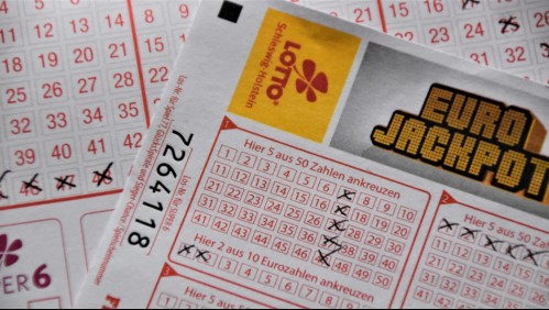 No sabe leer ni escribir: Mujer que pedía limosna jugó a la lotería y ganó más de 1 millón de euros