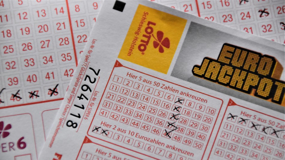 No sabe leer ni escribir: Mujer que pedía limosna jugó a la lotería y ganó más de 1 millón de euros