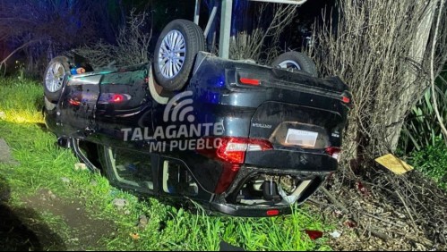 Volcamiento de auto con 12 ocupantes en Talagante deja a cuatro personas en riesgo vital