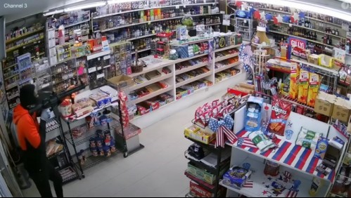 Hombre de 80 años repele asalto a su licorería con una escopeta: Ladrón terminó en el hospital