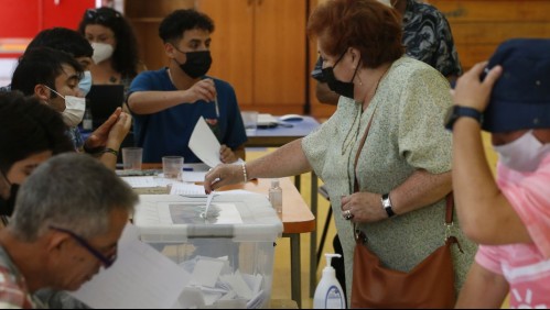 'Me queda demasiado lejos': Ciudadanos molestos por cambios de locales de votación anunciados por el Servel