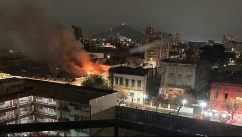 Incendio afectó a inmueble abandonado en el centro de Santiago: 19 carros de Bomberos atendieron la emergencia