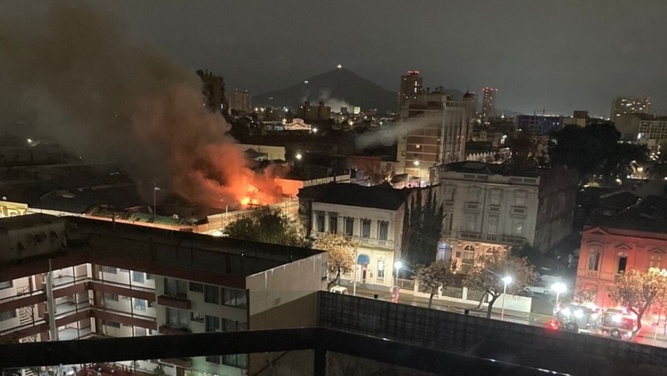Incendio afectó a inmueble abandonado en el centro de Santiago: 19 carros de Bomberos atendieron la emergencia