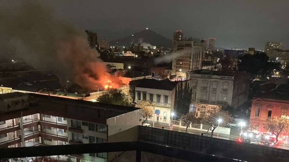 Incendio afectó a inmueble abandonado en el centro de Santiago: 19 carros de Bomberos atendieron la emergencia Incendio afectó a inmueble abandonado en el centro de Santiago: 19 carros de Bomberos atendieron la emergencia
