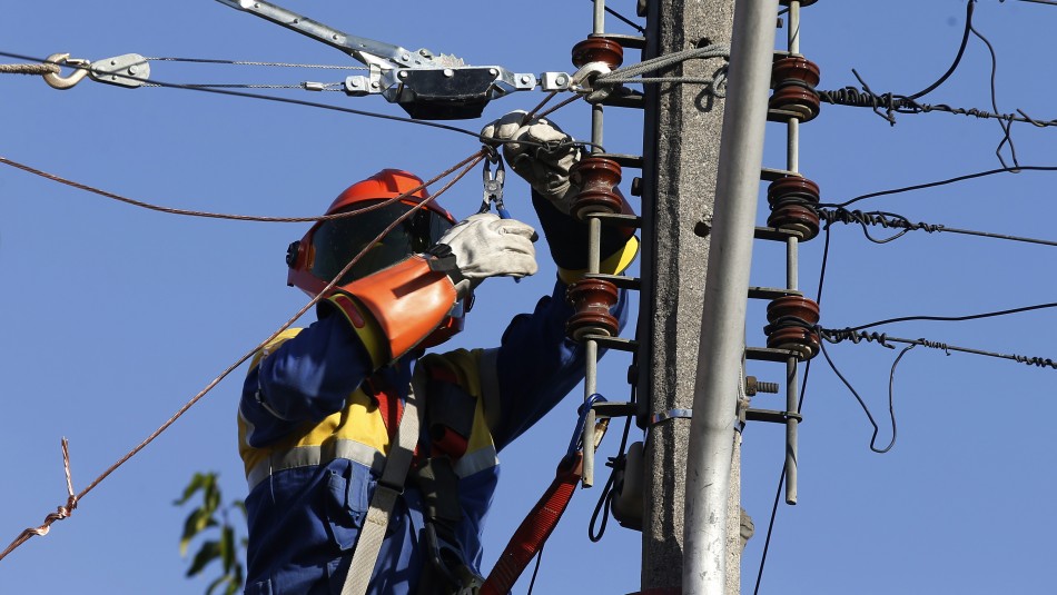 Tras jornada de lluvias: Reportan sectores sin suministro eléctrico en la región Metropolitana Tras jornada de lluvias: Reportan sectores sin suministro eléctrico en la región Metropolitana