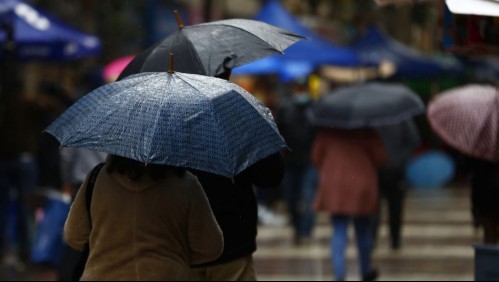 Pronóstico de lluvia para este martes incluye Santiago: Conoce las regiones donde se esperan precipitaciones
