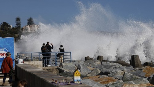 Pese a advertencias de las autoridades por marejadas: Personas se acercan a borde costero de Viña del Mar