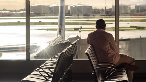 'Él se había enamorado perdidamente de ella': Mujer abandona a su novio en el aeropuerto y le roba alta suma de dinero