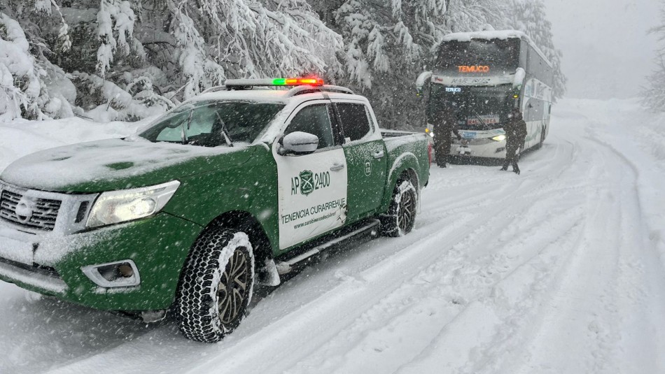 Carabineros rescata a 91 personas de buses atrapados en medio de intensas nevazones en Curarrehue