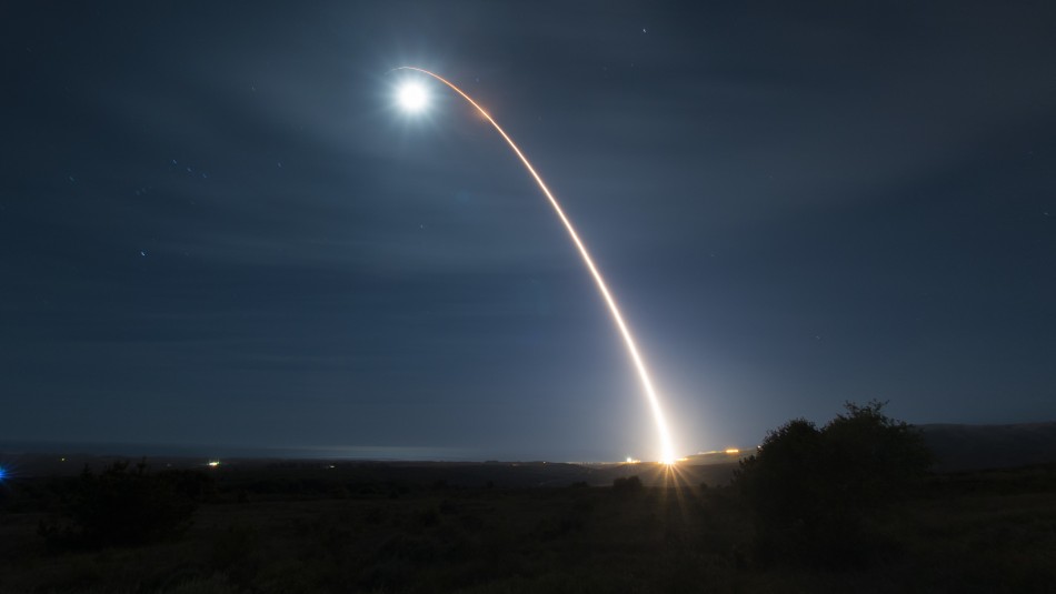 El ejército estadounidense prueba con éxito el lanzamiento del misil Minuteman III.